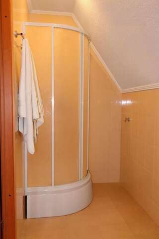 Гостиница в Балаклаве Балаклава Четырехместный номер с собственной ванной комнатой-12